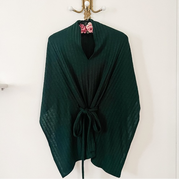 LE CHATEAU Green Batwing Poncho - Picture 1 of 3